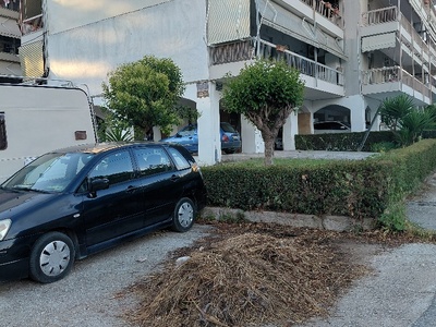 καθαριοτητα  στο πεζοδρόμιό   επι οδος Ισμηνης