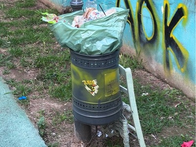 αλλαγη  σακούλας  καφου σκουπιδιων στο παρκο  Ερμωνάσης