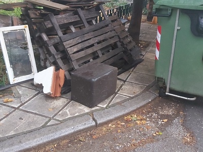Μπαζα στο πεζοδρομιο  Κωνσταντίνου Παλαιολόγου