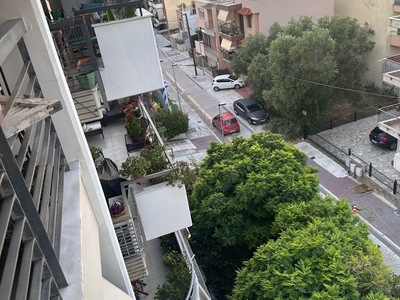 Διέλευση οχημάτων απο πεζόδρομο