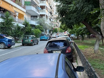 Παρκαρισμένα αυτοκίνητα στο πεζοδρόμιο  Νικομηδείας