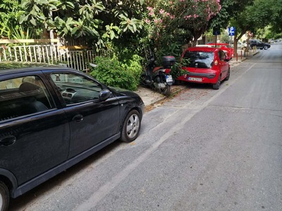 Πεζοδρόμια σπασμένα