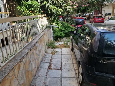 Πεζοδρόμια σπασμένα