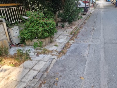 Πεζοδρόμια σπασμένα