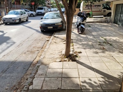 Πεζοδρόμια σπασμένα