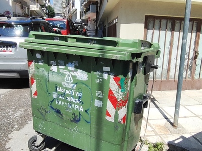 Χαλασμένο καπάκι κάδου σκουπιδιών  Κορυτσάς και Ταταύλων.