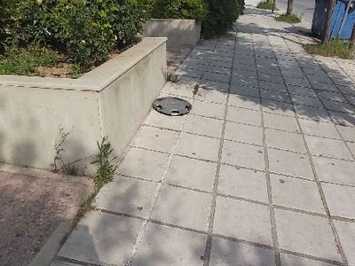 Αποκομιδή προστατευτικού ζάντας από το πεζοδρόμιο της Στρατηγού Σαράφη