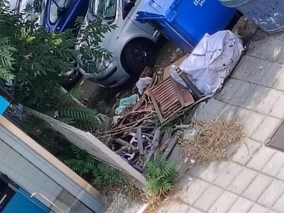 Κλαδιά δένδρων και ογκώδη αντικείμενα πεταμένα στο πεζοδρόμιο. Θεμιστοκλή Σοφούλη και Αργοναυτών γωνία, Καλαμαριά