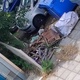 Κλαδιά δένδρων και ογκώδη αντικείμενα πεταμένα στο πεζοδρόμιο. Θεμιστοκλή Σοφούλη και Αργοναυτών γωνία, Καλαμαριά