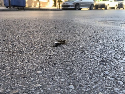 Επικίνδυνο σίδερο στη προεξέχει στην άσφαλτο  Αιγαίου
