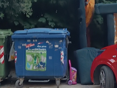 Καναπέδες πισω απο κάδους  Ήρας