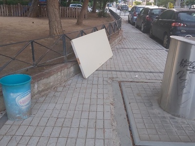 Πορτα παρατημενη στο πεζοδρομιο εξω απο το παρκο  Αιγαίου