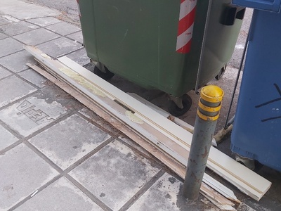 Παλια ξυλα στους καδους Αιγαίου