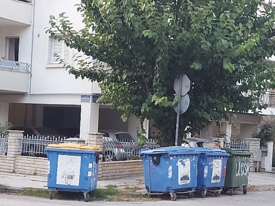 4 Καδοι σκουπιδιων / ανακυκλωσης στο ιδιο σημειο.
