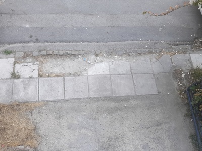 Κατεστραμμένες πλάκες πεζοδρομίου Θεραπειών 25