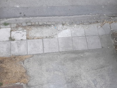 Κατεστραμμένες πλάκες πεζοδρομίου Θεραπειών 25