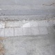 Κατεστραμμένες πλάκες πεζοδρομίου Θεραπειών 25