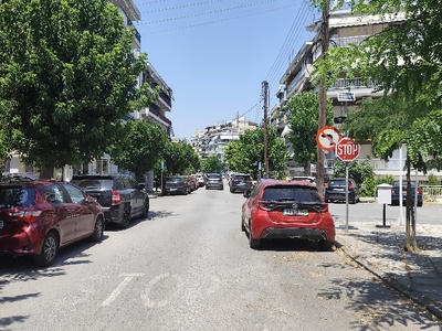 επικινδυνη διασταυρωση  	Λευκωσίας  με  Χειμωνίδου   πινακίδα του STOP δεν ειναι διακριτή από το πυκνό φύλλωμα