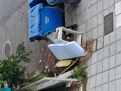 Ογκώδη αντικείμενα πεταμένα δίπλα στους κάδους.  Θεμιστοκλή Σοφούλη και Αργοναυτών γωνία,