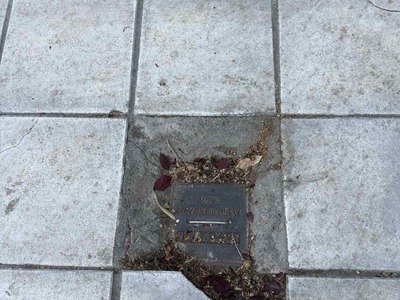 ΣΠΑΣΜΕΝΟ ΠΛΑΚΑΚΙ ΠΕΖΟΔΡΟΜΙΟΥ ΚΑΙ ΚΟΙΛΩΜΑ ΦΡΕΑΤΙΟΥ ΜΕ ΑΠΟΤΕΛΕΣΜΑ ΣΟΒΑΡΟΥ ΤΡΑΥΜΑΤΙΣΜΟΥ (ΚΑΤΑΓΜΑ)