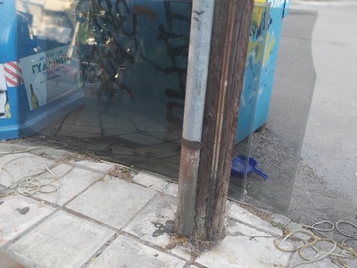 Μεγαλα τζαμια εξω απο παιδικη χαρα  Ηροδότου