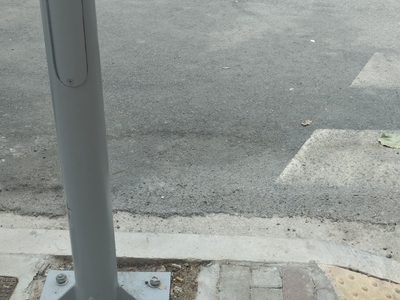 Ανοιχτό καπάκι και εκτεθειμένα καλώδια σε κολώνα  	Καισαρείας