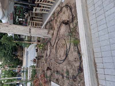 Φυτεμα  λουλουδιων σε παρτερι δημου  	αργοναυτων-μητ.κυδωνιων