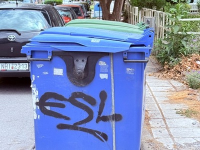 Σπασμένος κάδος ανακύκλωσης   Κερασούντος 23 στην γωνία με την οδό Τυρολόης