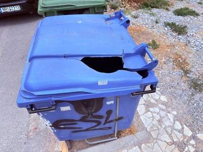 Σπασμένος κάδος ανακύκλωσης   Κερασούντος 23 στην γωνία με την οδό Τυρολόης