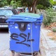 Σπασμένος κάδος ανακύκλωσης   Κερασούντος 23 στην γωνία με την οδό Τυρολόης