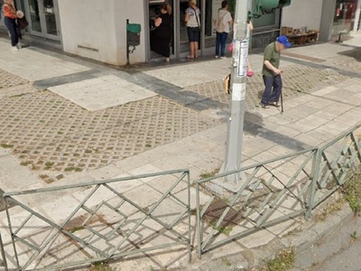 το πιο επικίνδυνο πεζοδρόμιο  Χηλής