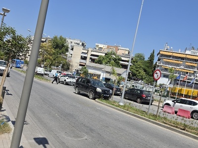 συγκεκριμένο σημείο που παρκάρουν  παρακαλώ τον δήμο να βάλει πορτοκάλι πλαστικά πασαλακια  Πόντου
