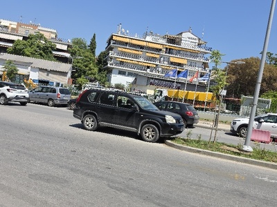 συγκεκριμένο σημείο που παρκάρουν  παρακαλώ τον δήμο να βάλει πορτοκάλι πλαστικά πασαλακια  Πόντου