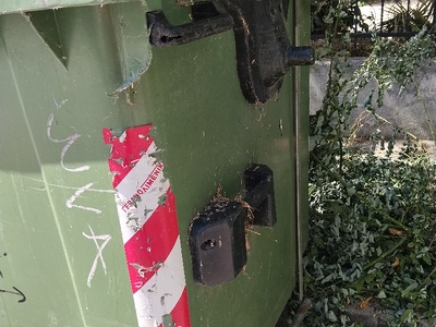 βρώμικοι και σπασμενοι καδοι απορριμμάτων  Αγίου Νικολάου & Χρυσοστόμου Σμύρνης,