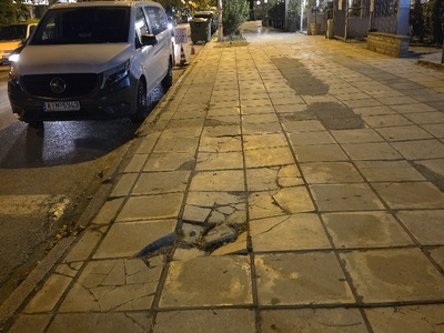 τρύπα πεζοδρόμιο  	Καπετάν Γκόνη 1
