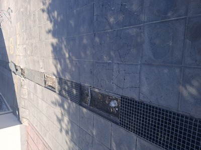 Σπασμενες πλακες και σχάρες σε κανάλι απορροης Εθ. Αντιστάσεως 90
