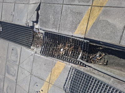 Σπασμενες πλακες και σχάρες σε κανάλι απορροης Εθ. Αντιστάσεως 90