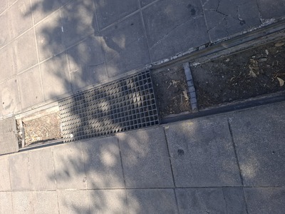 Σπασμενες πλακες και σχάρες σε κανάλι απορροης Εθ. Αντιστάσεως 90
