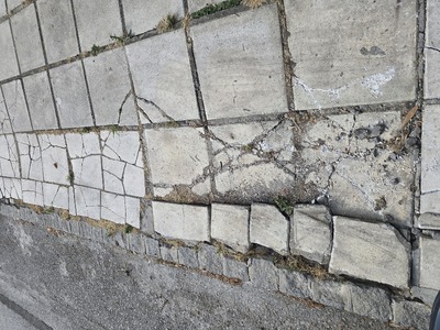 Σπασμένες πλακες πεζοδρομίου  Πατριάρχου Ιωακείμ Γ 36
