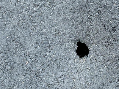 Τρύπα στο οδόστρωμα στον κυκλικό κόμβο των οδών Θερμαϊκού και Επανωμής
