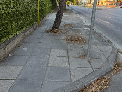 τρυπες στο πεζοδρόμιο  	Μητροπολίτου Γρηγορίου Κυδωνιών