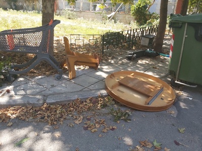 Ογκωδη αντικειμενα στο πεζοδρομιο  Κωνσταντίνου Παλαιολόγου