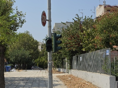 2 τουλάχιστον καμένα φαναρια πεζων  Μητροπολίτου Γρηγορίου Κυδωνιών