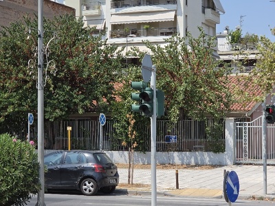 2 τουλάχιστον καμένα φαναρια πεζων  Μητροπολίτου Γρηγορίου Κυδωνιών