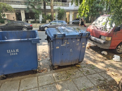 Καθαρισμός πεζοδρομίου και κάδων απορριμάτων