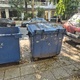 Καθαρισμός πεζοδρομίου και κάδων απορριμάτων