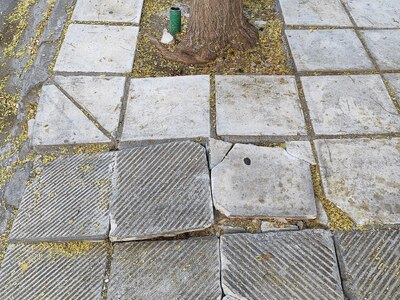 Σπασμένες πλάκες σε πεζοδρόμιο