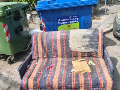 παρατημένος καναπες