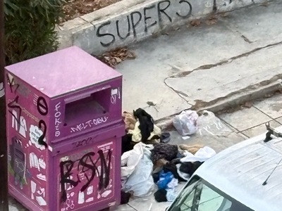 Συγκομιδη πεταμενων ρουχων