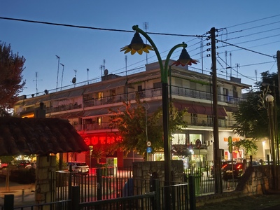 Φώτα στο κούνιες του παιδικης χαράς πλατεία Ύδρας
